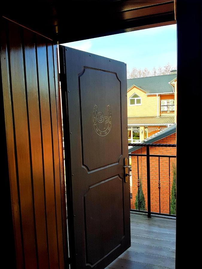 Заміський Комплекс Grand Prix Hotell Tsyurupynsk Eksteriør bilde